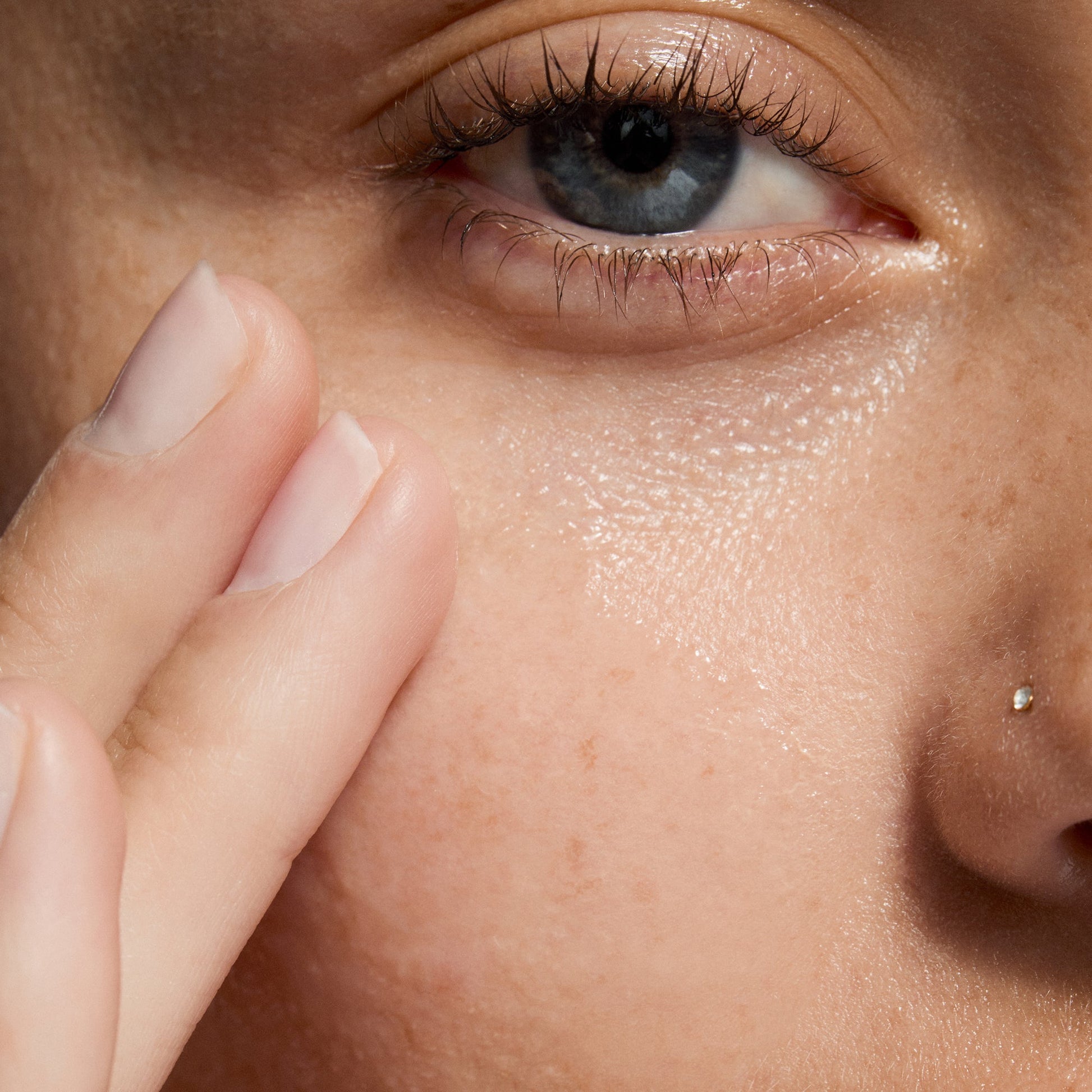 360-acne-clearing-serum-u6 Dioic_Model_2000x2000_f2fe3d54-f497-4ced-bbc1-6d69bb65dec7.jpg