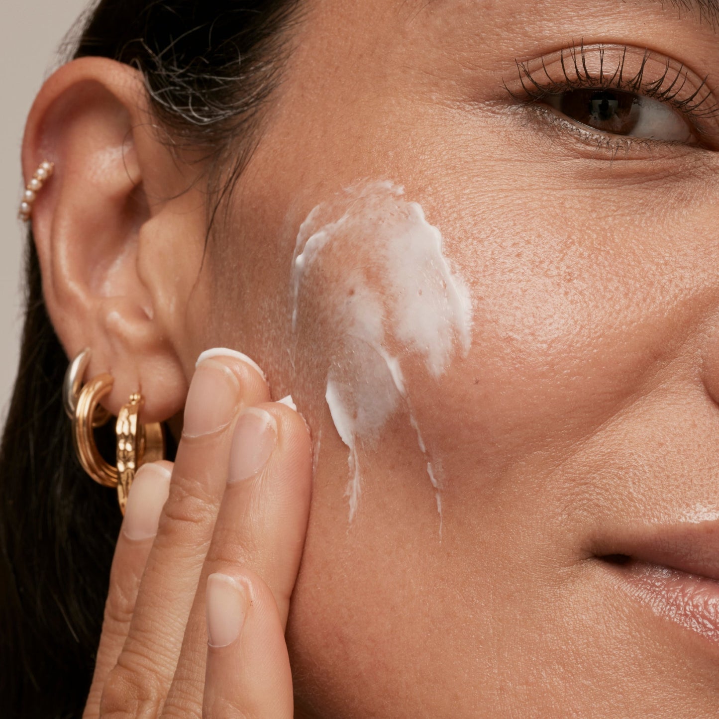 simple-skincare-cleanser-and-ceramide-moisturizer-duo-r0 INKEY_DTC_Bio-ActiveCeramide_Ppage_Model_02_dd0fc443-e441-4e82-ac65-ebe93c1b6365_1.jpg