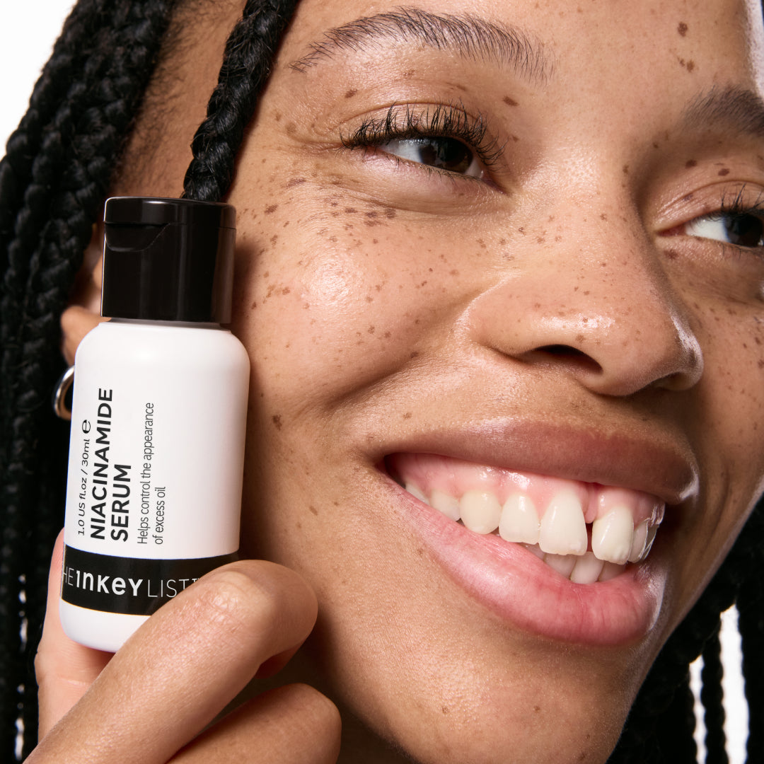 10-niacinamide-serum-duo-z3 Model01_d6be0920-41bd-4df2-8281-5a1face2e177.jpg